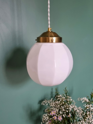 luminaire-suspension-globe-opaline-griffe-laiton-ancien-vintage-slowdecoration_bloomis