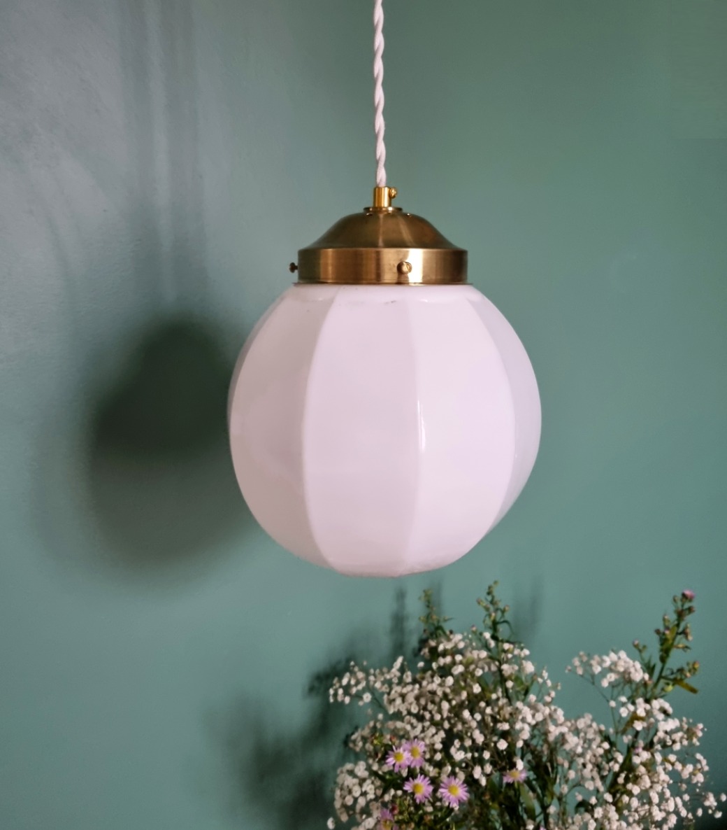 Suspension globe en opaline blanche et son cordon tressé blanc. Luminaire vintage Bloomis
