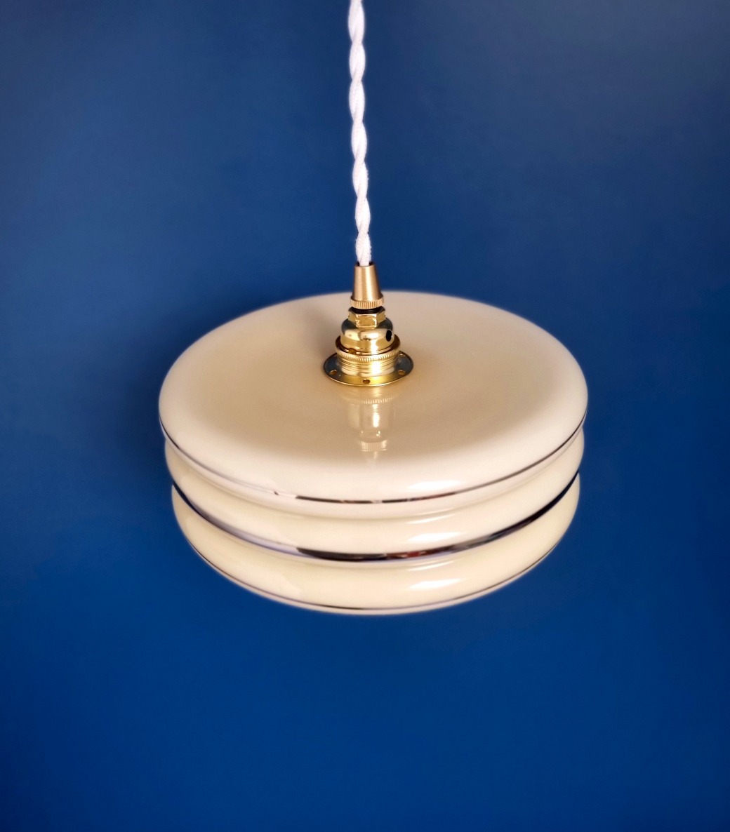 Suspension en opaline beige et son cordon tressé blanc. Luminaire vintage Bloomis