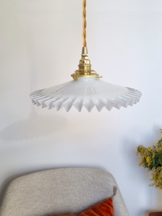 suspension-luminaire-opaline-dentele-blanc-vintage-ancien-fil-dore_bloomis