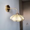 Applique murale en opaline style art déco. Luminaire vintage Bloomis