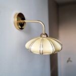 Applique murale en opaline style art déco. Luminaire vintage Bloomis