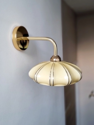 Applique murale en opaline style art déco. Luminaire vintage Bloomis