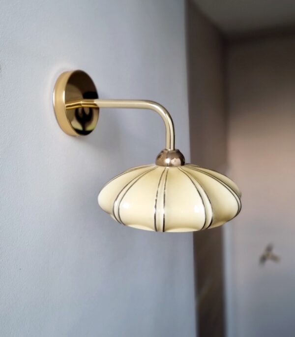 Applique murale en opaline style art déco. Luminaire vintage Bloomis