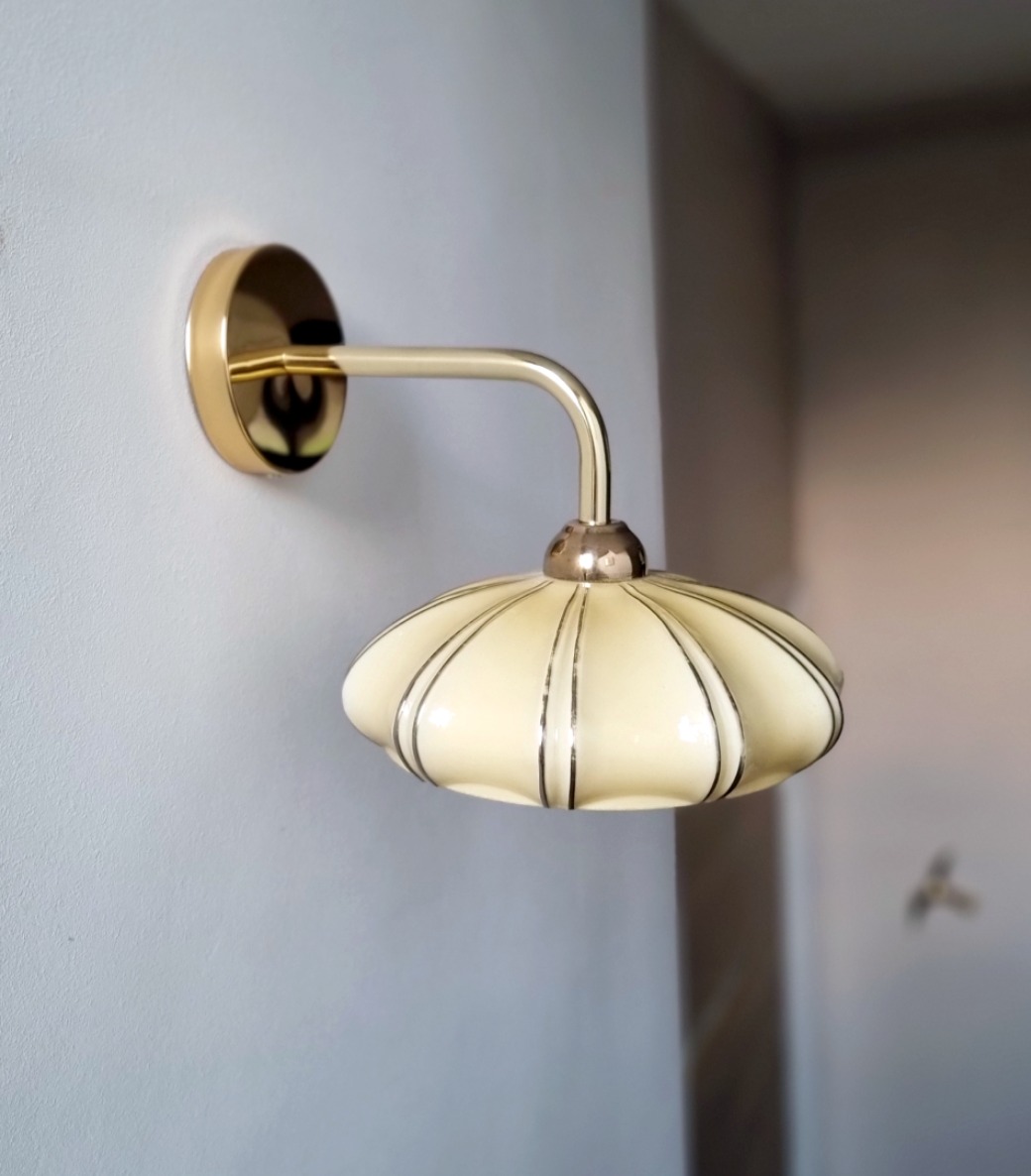 Applique murale en opaline style art déco. Luminaire vintage Bloomis