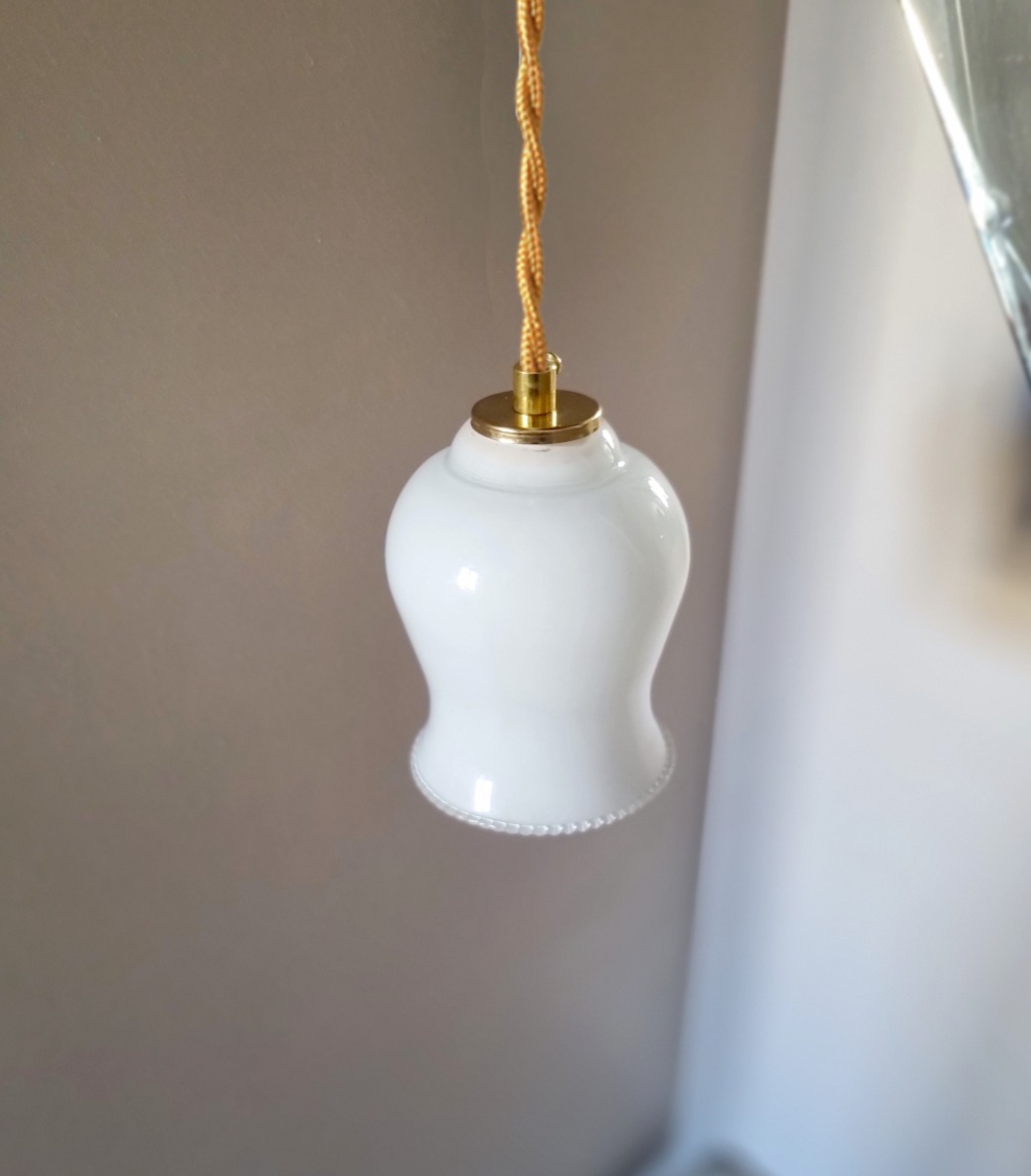 Lampe baladeuse en opaline et son cordon tressé à personnaliser. Luminaire vintage Bloomis
