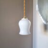 Lampe baladeuse en opaline et son cordon tressé à personnaliser. Luminaire vintage Bloomis