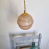 Lampe baladeuse en verre de clichy rose moucheté. Luminaire vintage art déco Bloomis