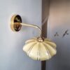 Applique murale en opaline style art déco. Luminaire vintage Bloomis