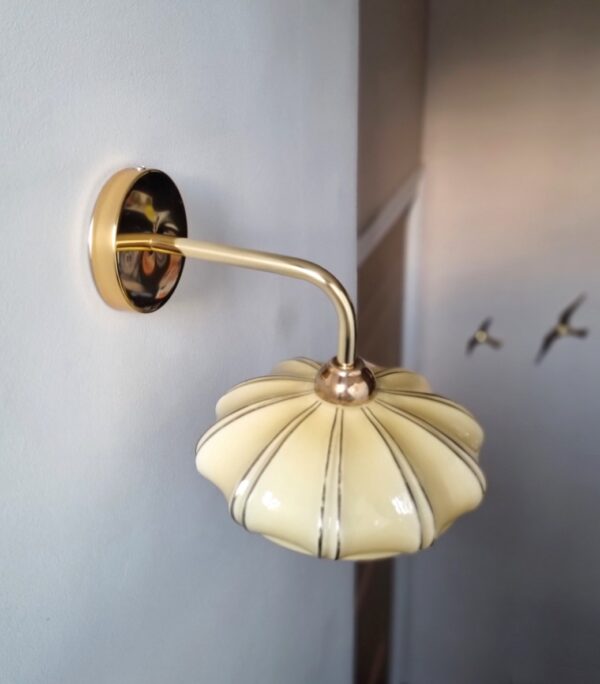 Applique murale en opaline style art déco. Luminaire vintage Bloomis