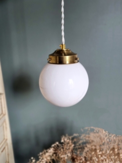 luminaire-lampe-baladeuse-globe-opaline-blanc-deco-vintage-upcycling_bloomis