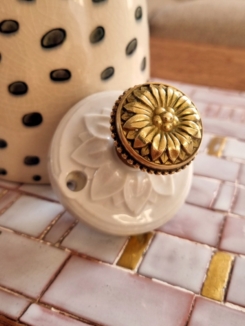 patere-murale-porcelaine-bouton-laiton-accroche-baladeuse-decoration-upcycling_bloomis