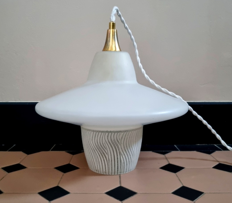 Suspension ufo en verre blanc et givré. Luminaire vintage seventies Bloomis