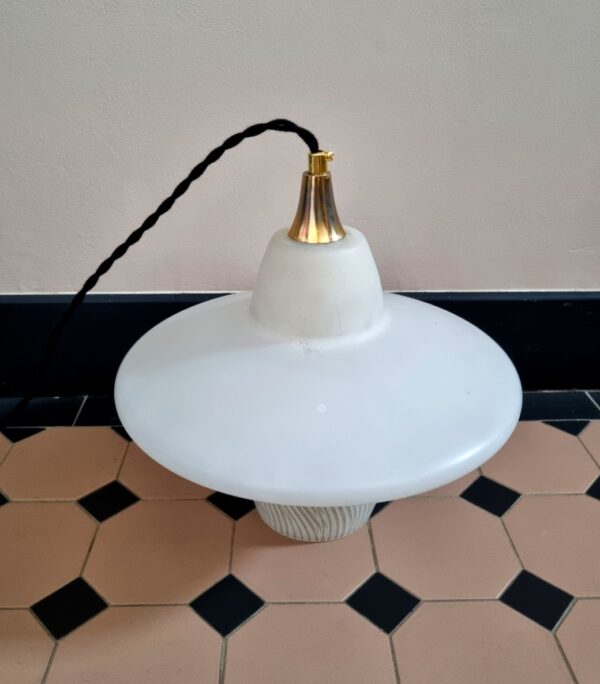 Suspension ufo en verre blanc et givré. Luminaire vintage seventies Bloomis