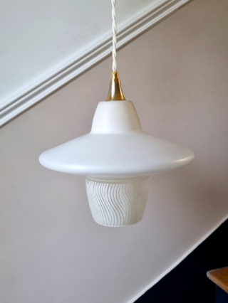 Suspension ufo en verre blanc et givré. Luminaire vintage seventies Bloomis