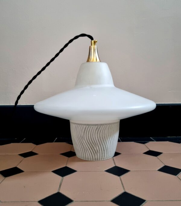 Suspension ufo en verre blanc et givré. Luminaire vintage seventies Bloomis