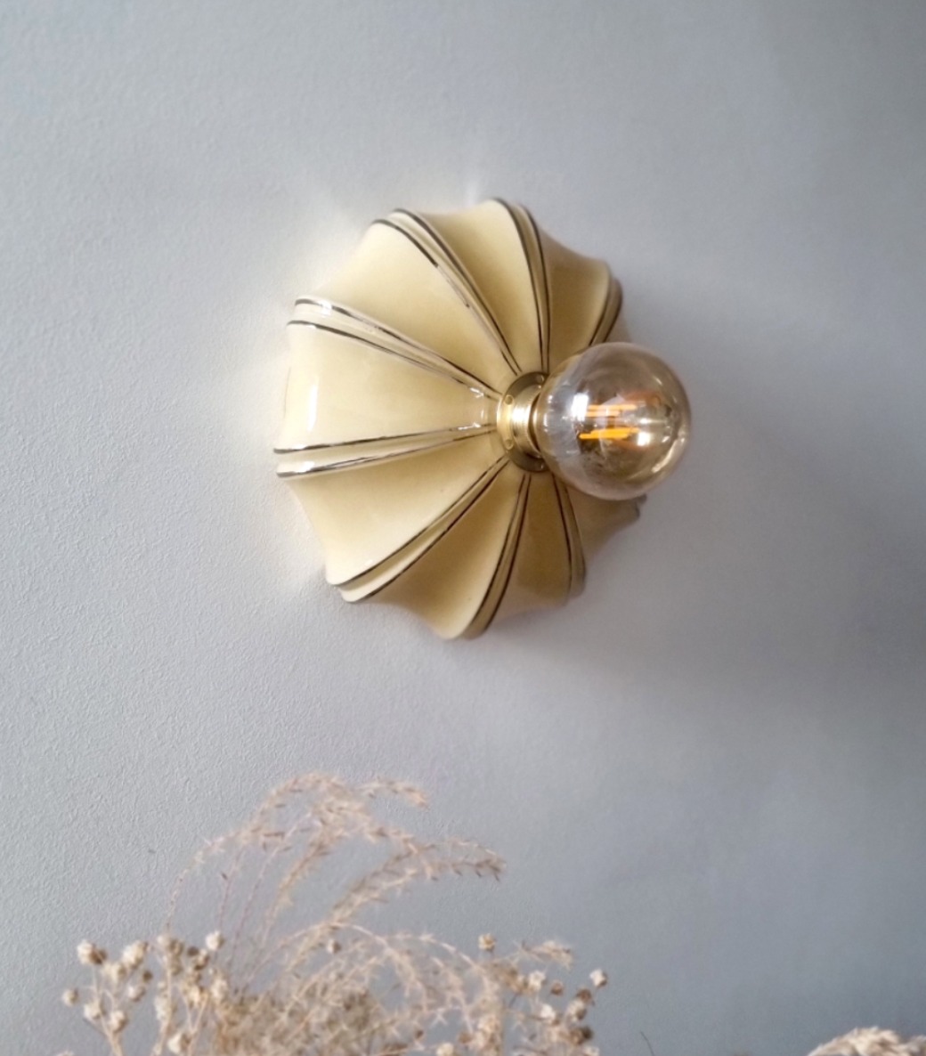 Applique murale en opaline style art déco. Luminaire vintage Bloomis