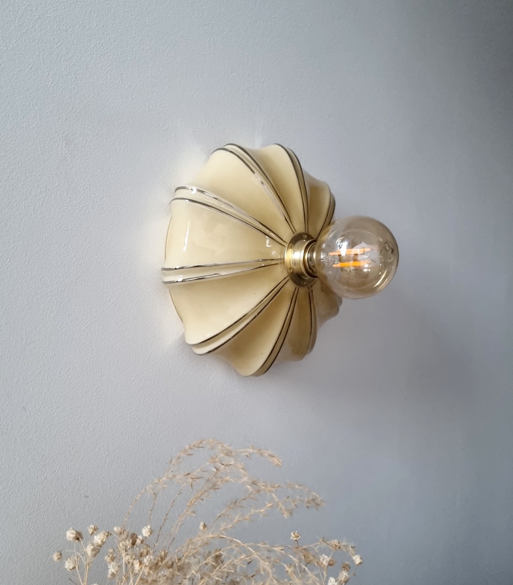 Applique murale en opaline style art déco. Luminaire vintage Bloomis