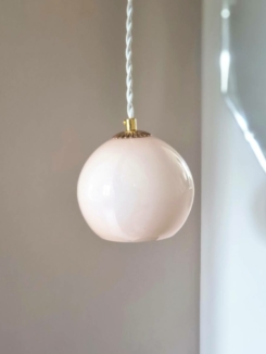 Lampe baladeuse globe en opaline rose pâle. Luminaire vintage Bloomis