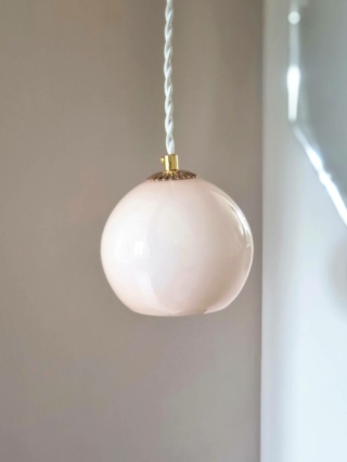 lampe-baladeuse-globe-vintage-rose-poudre-ancien-upcycling-cordon-blanc_bloomis