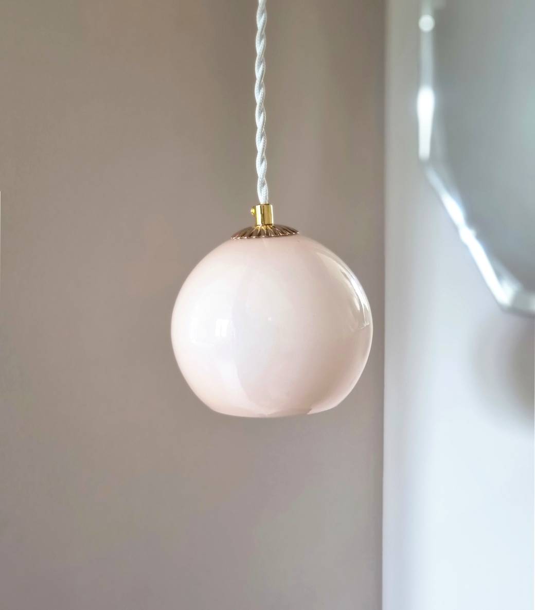 Lampe baladeuse globe en opaline rose pâle. Luminaire vintage Bloomis