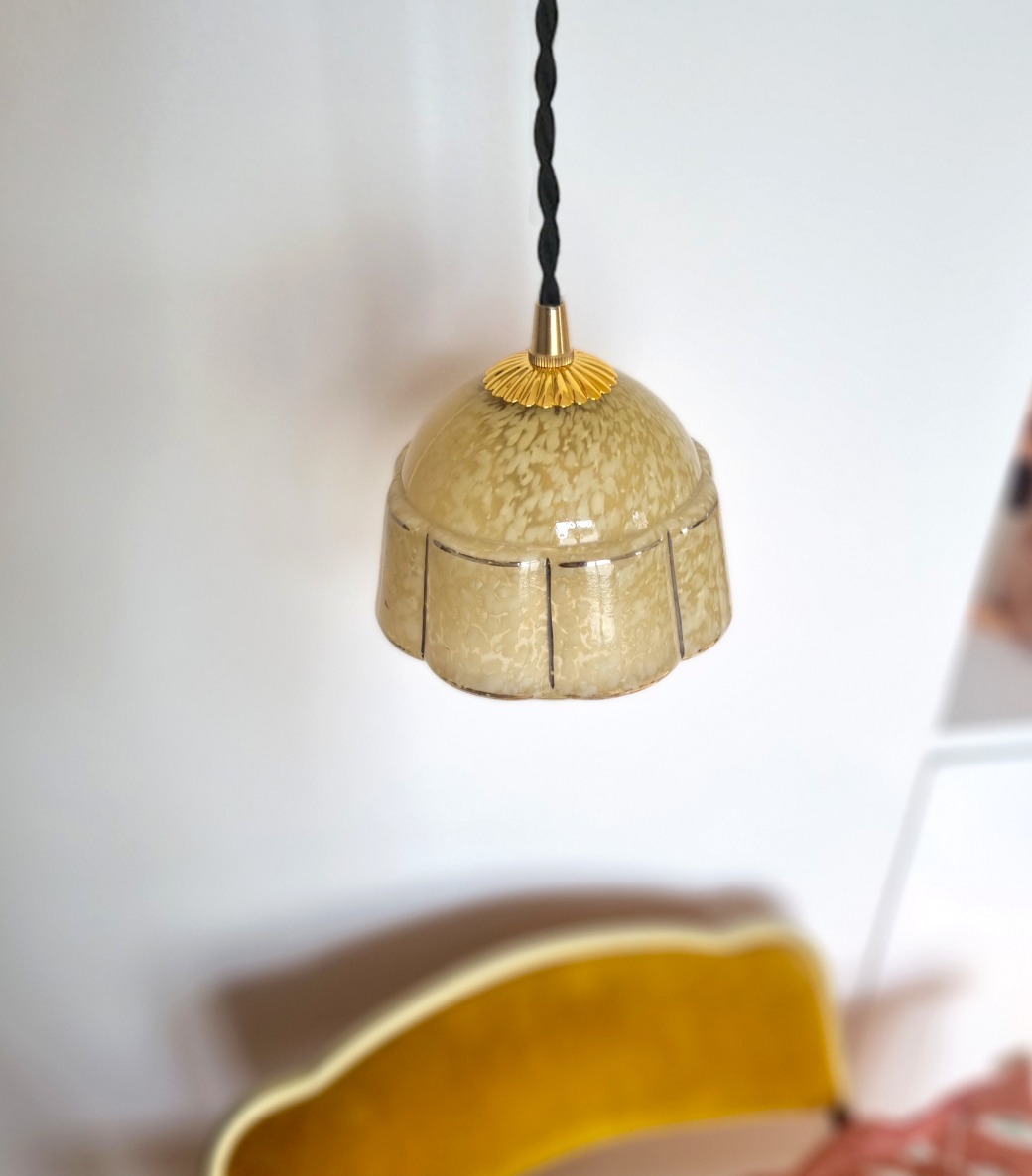 Lampe baladeuse art déco globe verre de clichy jaune. Luminaire vintage Bloomis