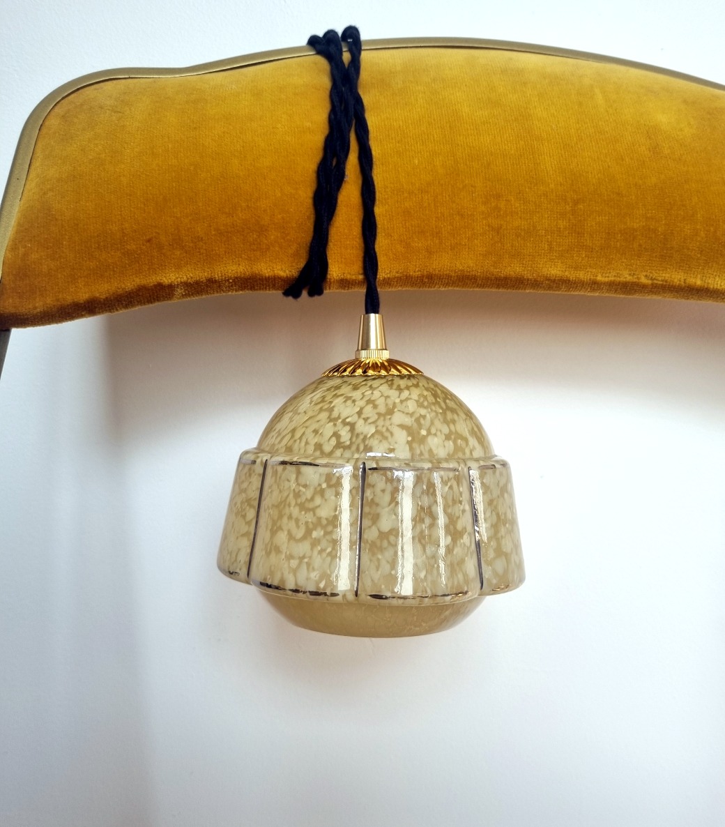 Lampe baladeuse art déco globe verre de clichy jaune. Luminaire vintage Bloomis