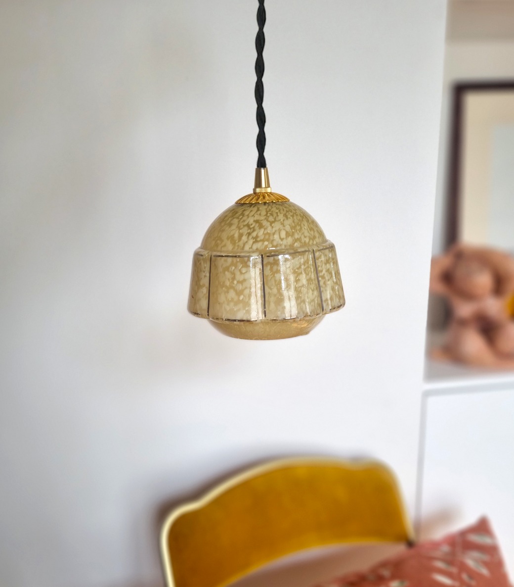 Lampe baladeuse art déco globe verre de clichy jaune. Luminaire vintage Bloomis