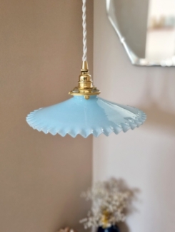 Suspension en opaline bleu et son cordon tressé blanc. Luminaire vintage Bloomis
