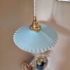 Suspension en opaline bleu et son cordon tressé blanc. Luminaire vintage Bloomis