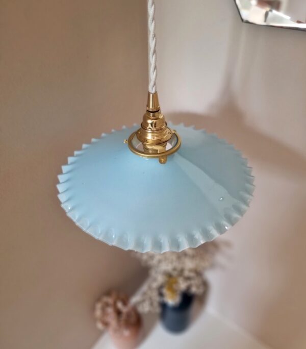 Suspension en opaline bleu et son cordon tressé blanc. Luminaire vintage Bloomis