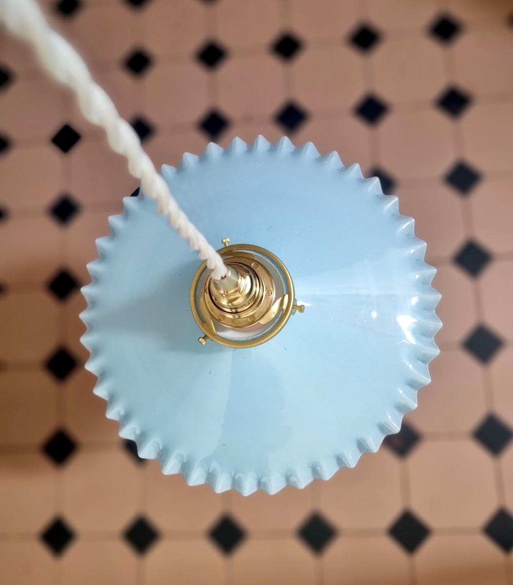 suspension-opaline-dentele-bleu-vintage-luminaire-decoration-cable-torsade_bloomis Suspension en opaline bleu et son cordon tressé blanc. Luminaire vintage Bloomis
