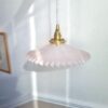 Suspension en opaline rose et son cordon tressé blanc. Luminaire vintage Bloomis