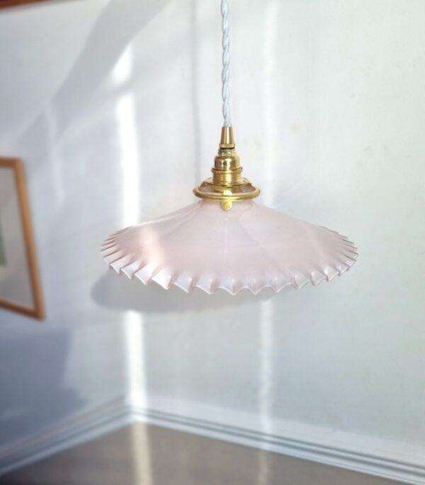 Suspension en opaline rose et son cordon tressé blanc. Luminaire vintage Bloomis