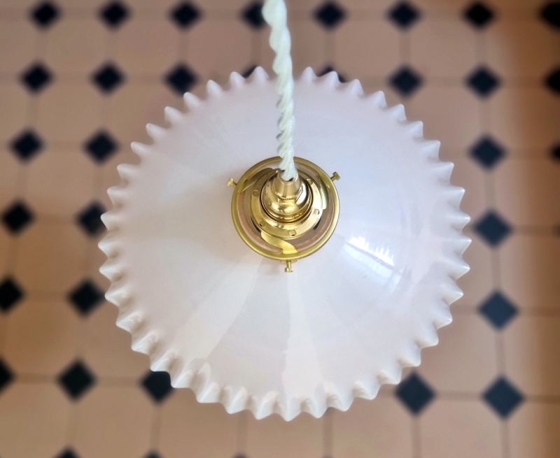 Suspension en opaline rose et son cordon tressé blanc. Luminaire vintage Bloomis