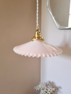 Suspension en opaline rose et son cordon tressé blanc. Luminaire vintage Bloomis