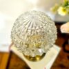 Lampe à poser globe en verre facetté vintage. Luminaire création Bloomis