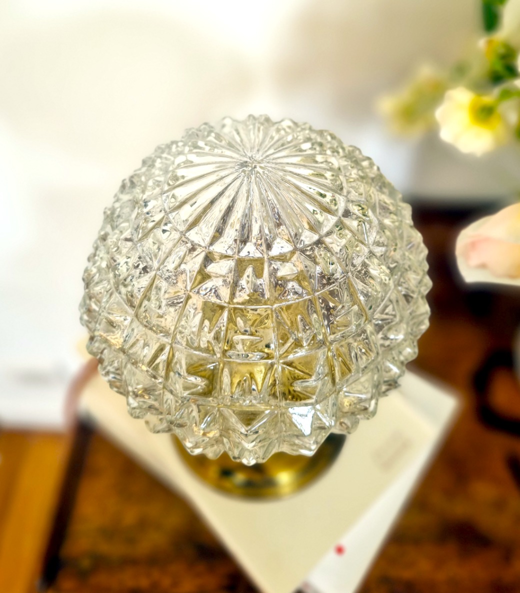 Lampe à poser globe en verre facetté vintage. Luminaire création Bloomis