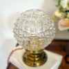 Lampe à poser globe en verre facetté vintage. Luminaire création Bloomis