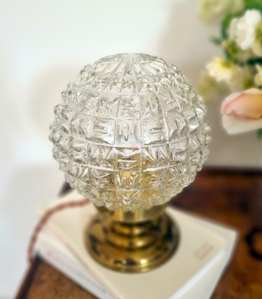 Lampe à poser globe en verre facetté vintage. Luminaire création Bloomis