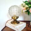 Lampe à poser globe en verre facetté vintage. Luminaire création Bloomis