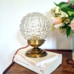 Lampe à poser globe en verre facetté vintage. Luminaire création Bloomis