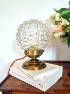 Lampe à poser globe en verre facetté vintage. Luminaire création Bloomis