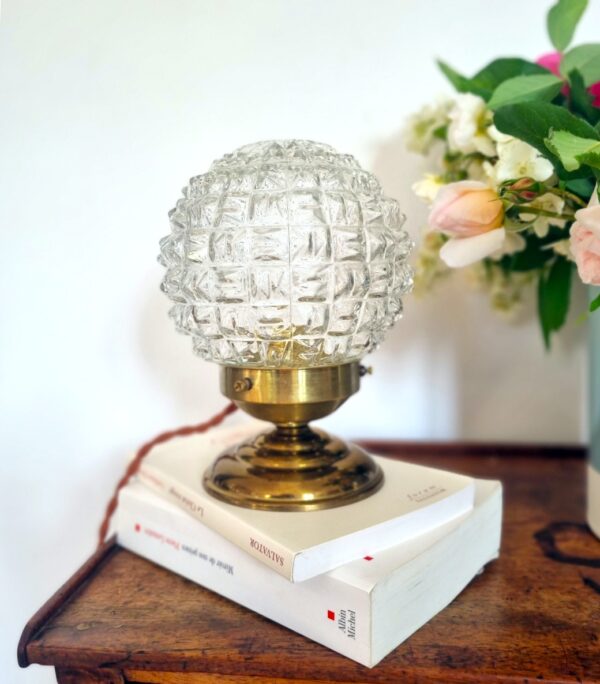 Lampe à poser globe en verre facetté vintage. Luminaire création Bloomis