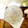 Lampe à poser globe en verre facetté vintage. Luminaire création Bloomis