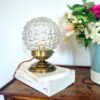 Lampe à poser globe en verre facetté vintage. Luminaire création Bloomis