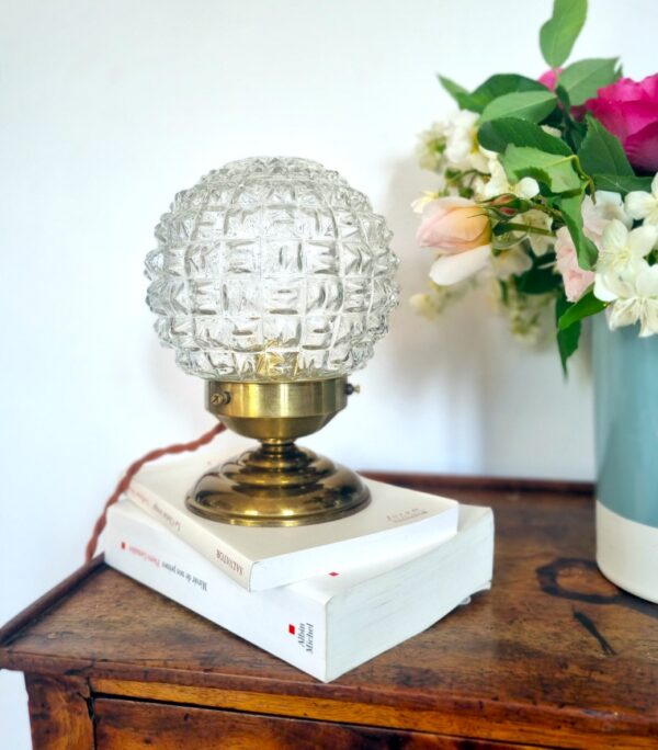 Lampe à poser globe en verre facetté vintage. Luminaire création Bloomis