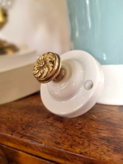 patere-mural-porcelaine-bouton-laiton-accroche-lampebaladeuse-decoration-upcycling_bloomis