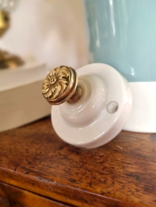 patere-mural-porcelaine-bouton-laiton-accroche-lampebaladeuse-decoration-upcycling_bloomis