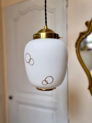 suspension-cercle-lanterne-opaline-luminaire-vintage-decoration-brocante-cable-noir_bloomis